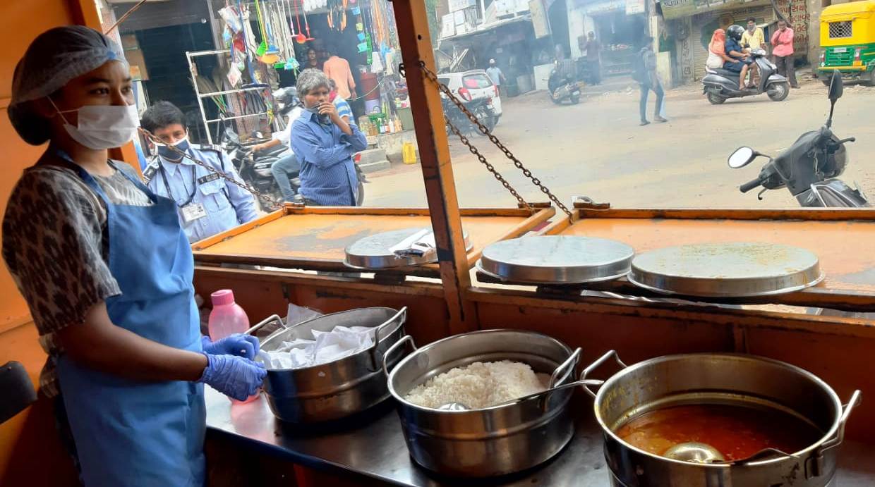 Shramik Annapurna food booths start